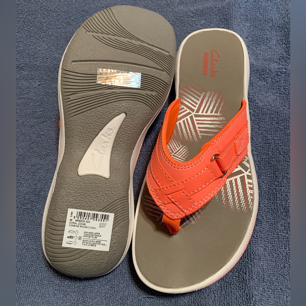 Clarks flip flops size 6